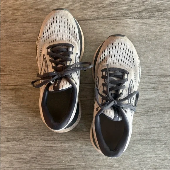 Brooks Women’s 7.5 Tennis Shoes - Picture 2 of 10